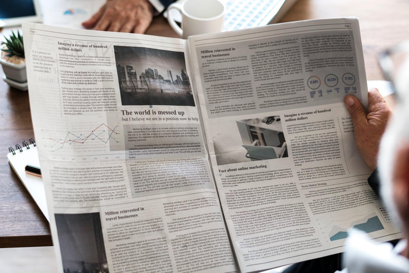 persona che legge giornale con notizie dell'economia