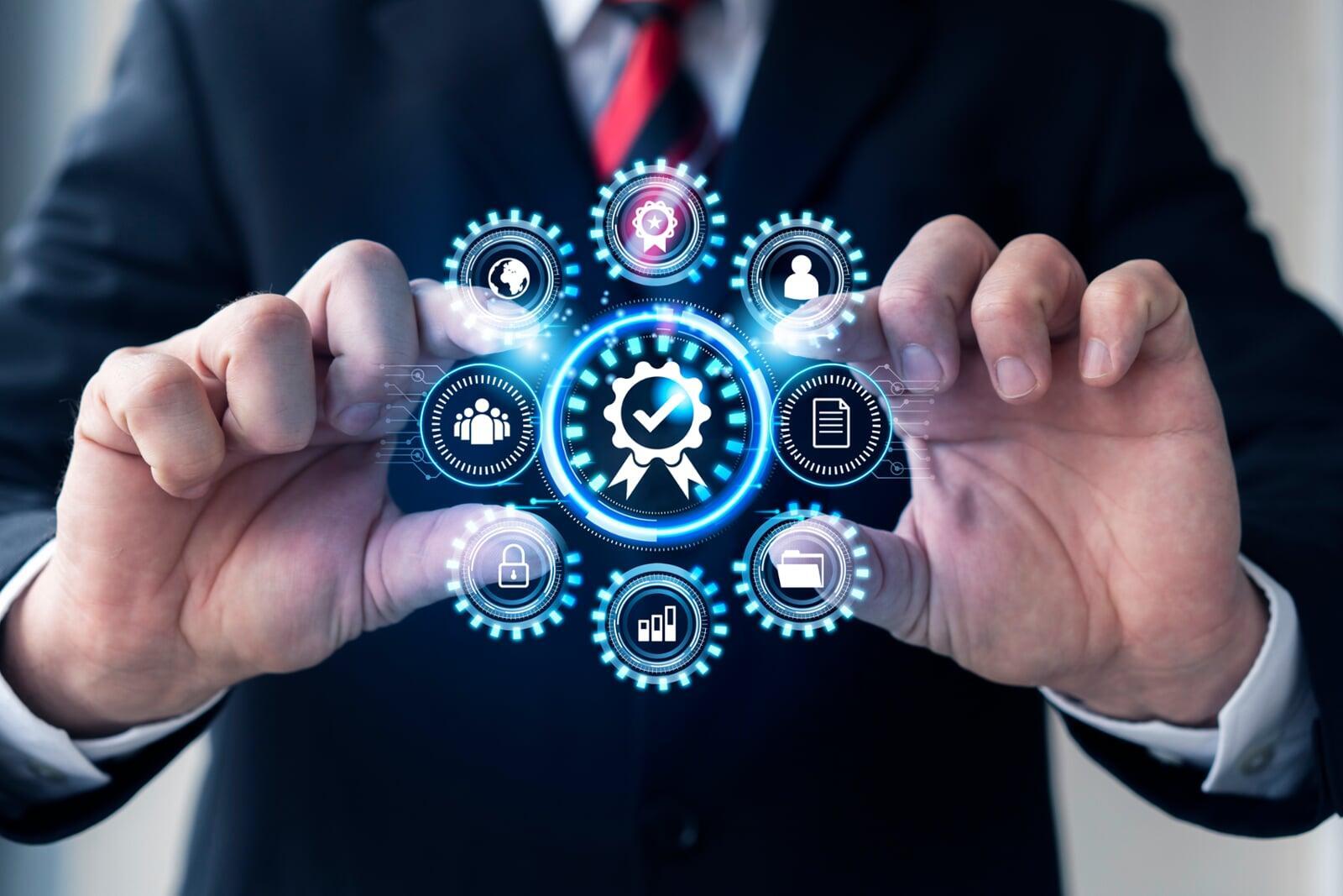 Uomo in abito che interagisce con icone digitali di qualità, certificazione e gestione aziendale su sfondo tecnologico